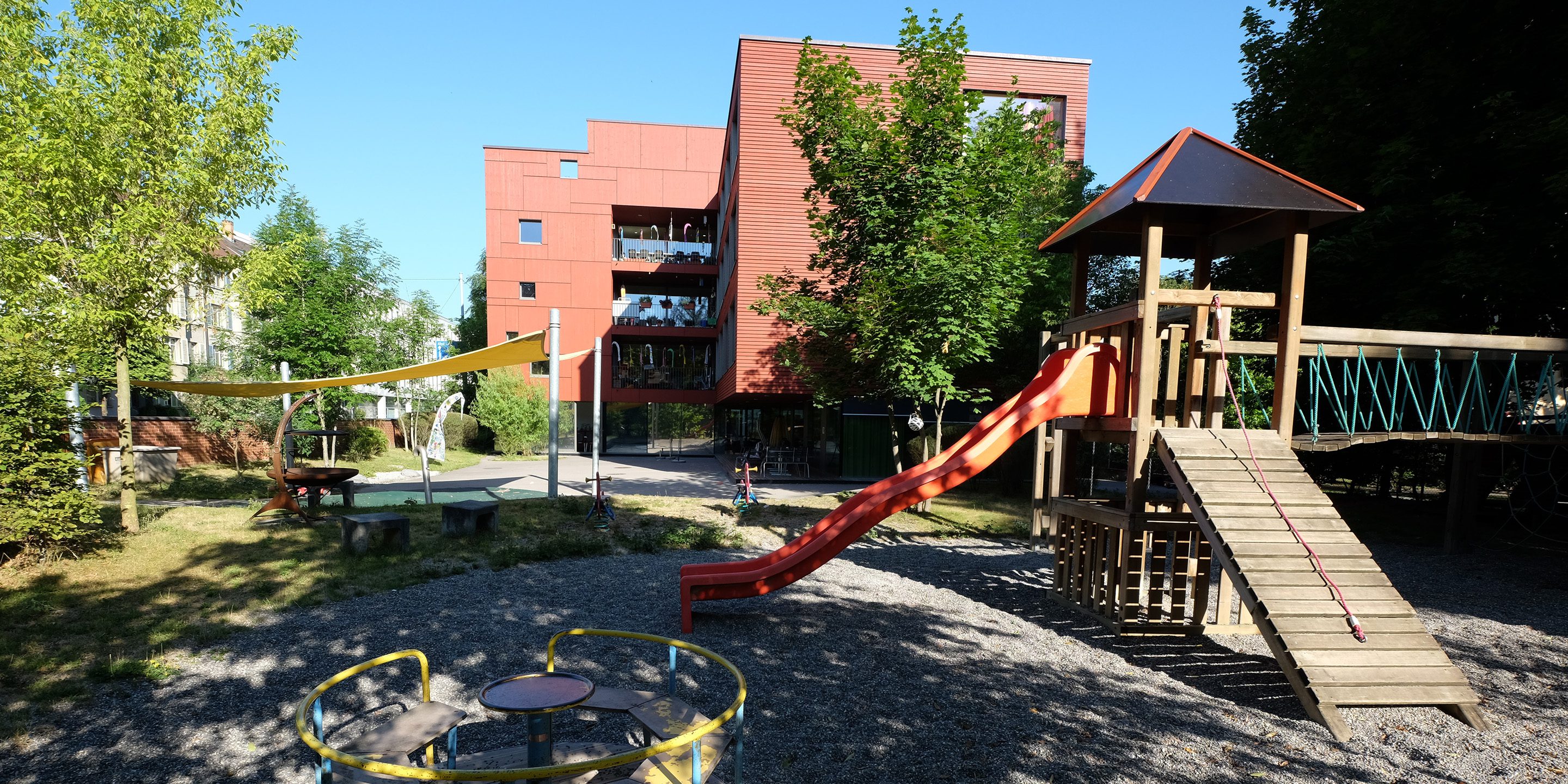 Kinderhaus Holee_Aussenbereich mit Spielplatz