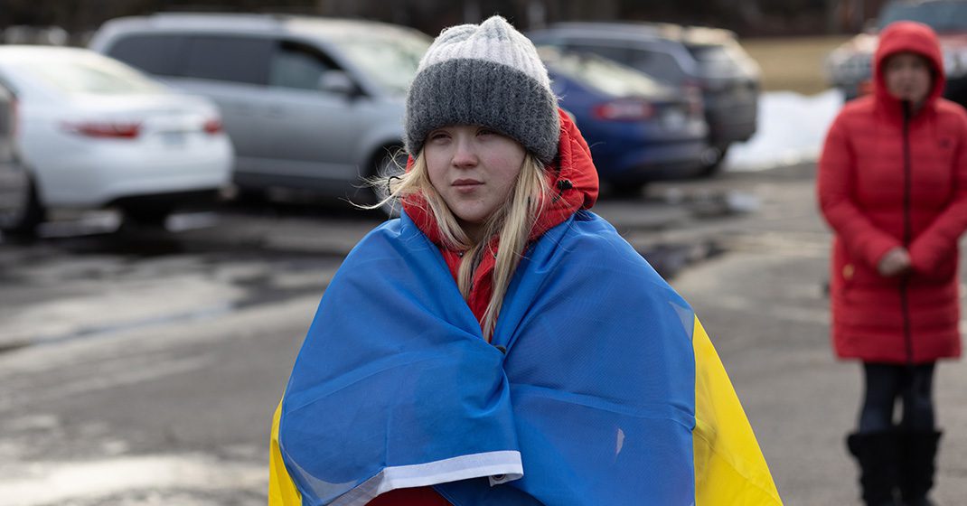 Symbolbild_Kind mit ukrainischer Flagge