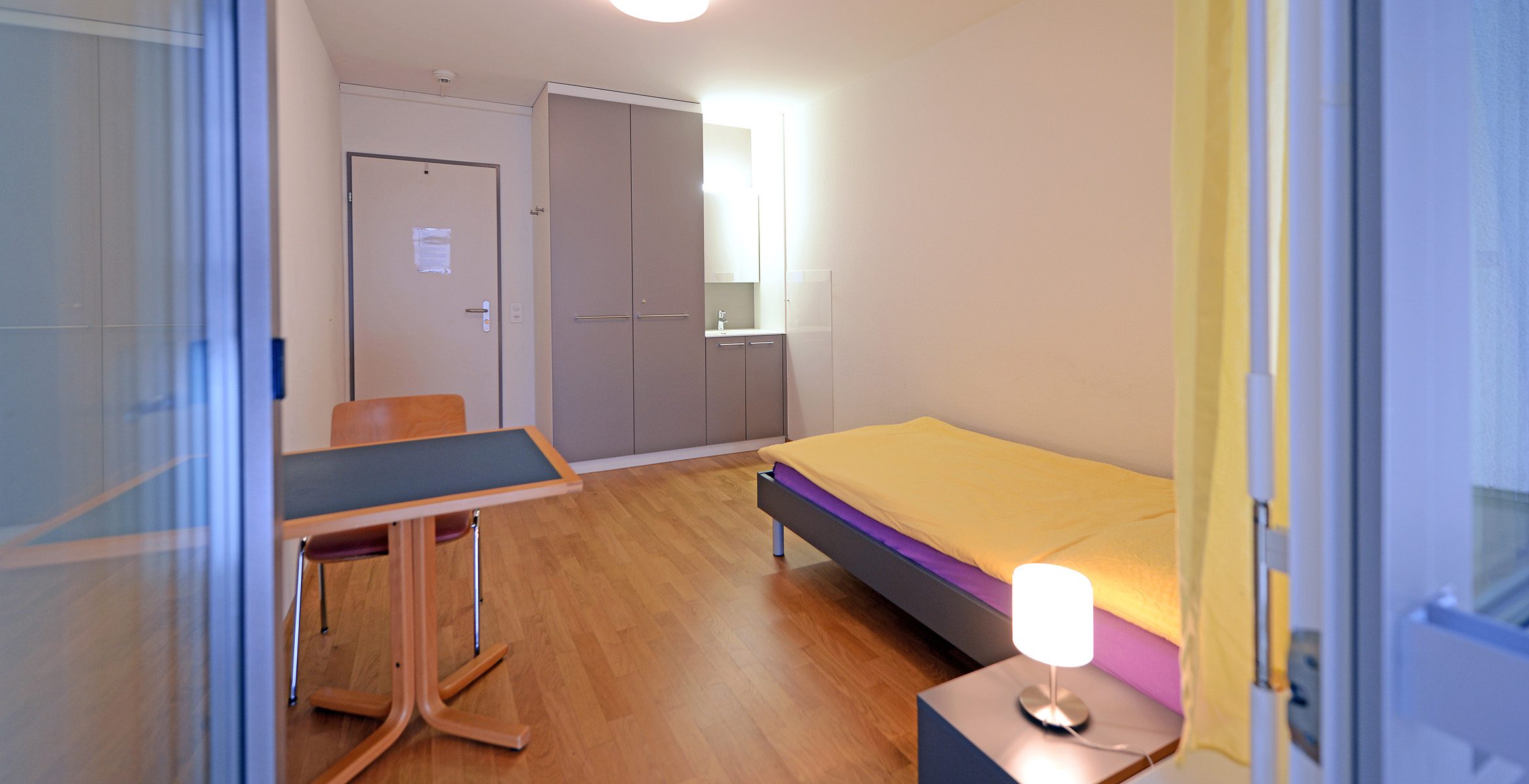 Modernes Einzelzimmer im Frauenwohnhaus Basel, © Heilsarmee Wohnen Basel