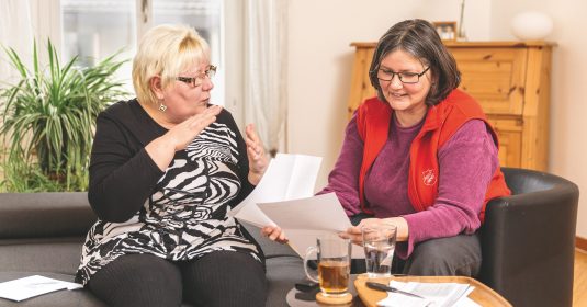 Regula Schüpbach, eine ehemalige Mitarbeiterin der WohnBegleitung Bern, instruiert eine Programmteilnehmerin bei ihr zuhause.